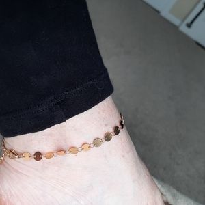 🎁 NWOT - Gold-color anklet
